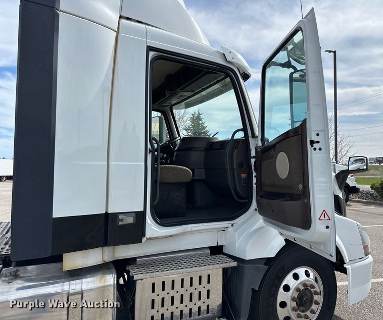 image for item LR9318 2016 Volvo VNL semi truck