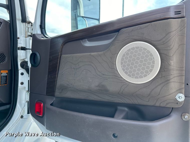 image for item LR9318 2016 Volvo VNL semi truck