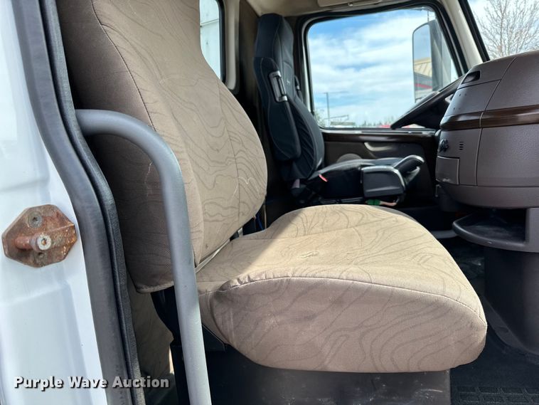 image for item LR9318 2016 Volvo VNL semi truck