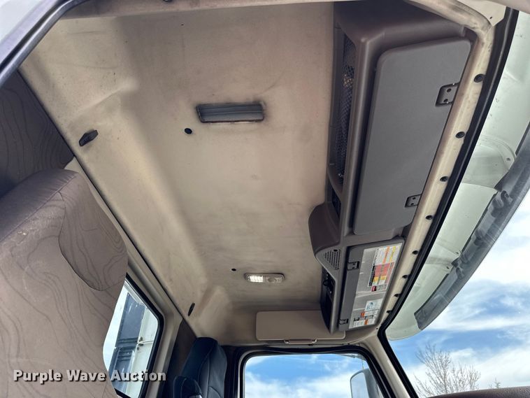 image for item LR9318 2016 Volvo VNL semi truck