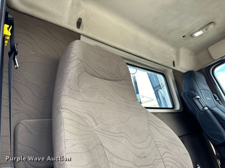 image for item LR9318 2016 Volvo VNL semi truck