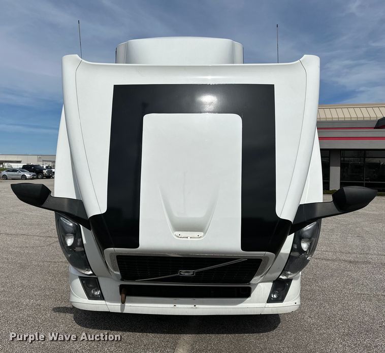 image for item LR9318 2016 Volvo VNL semi truck