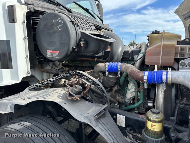 image for item LR9318 2016 Volvo VNL semi truck