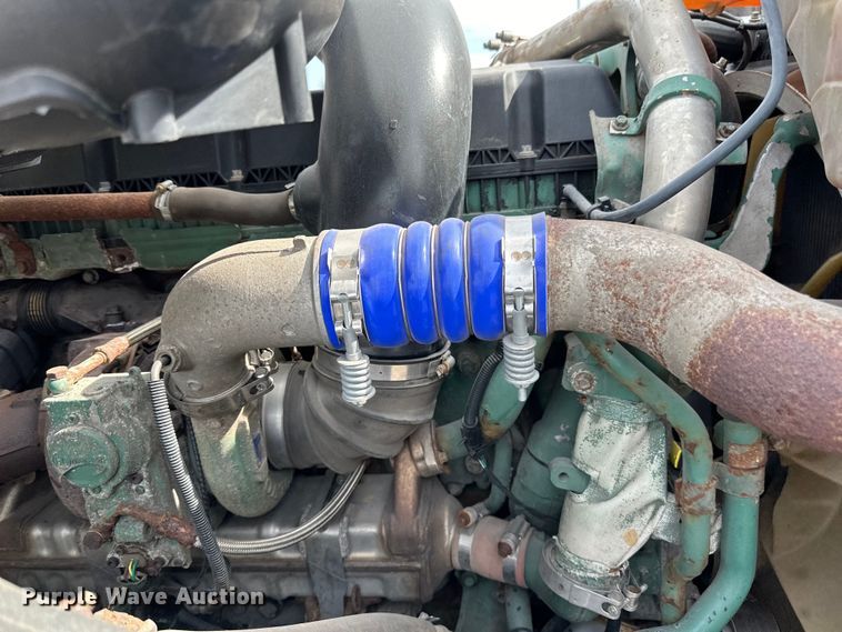 image for item LR9318 2016 Volvo VNL semi truck