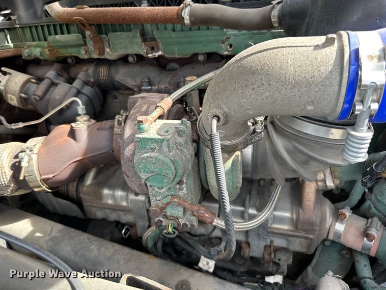 image for item LR9318 2016 Volvo VNL semi truck