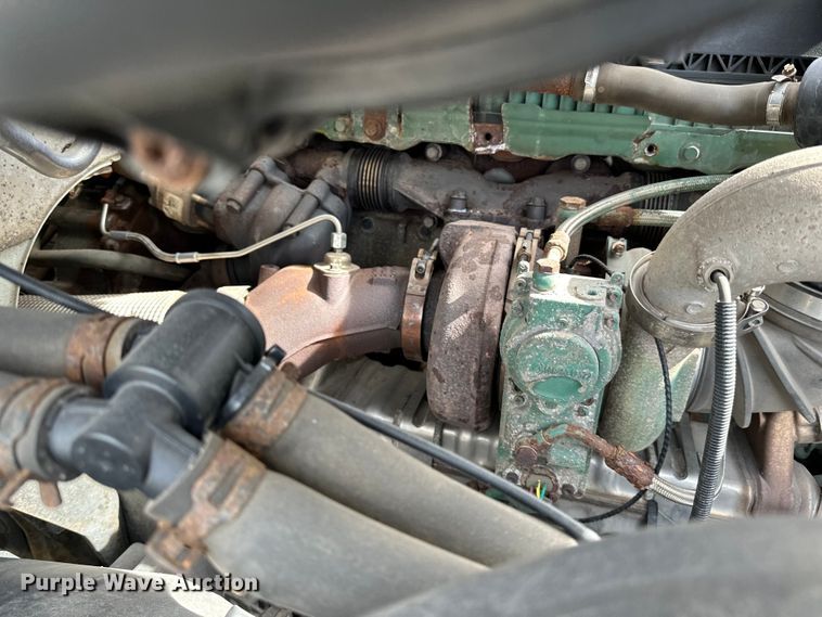 image for item LR9318 2016 Volvo VNL semi truck