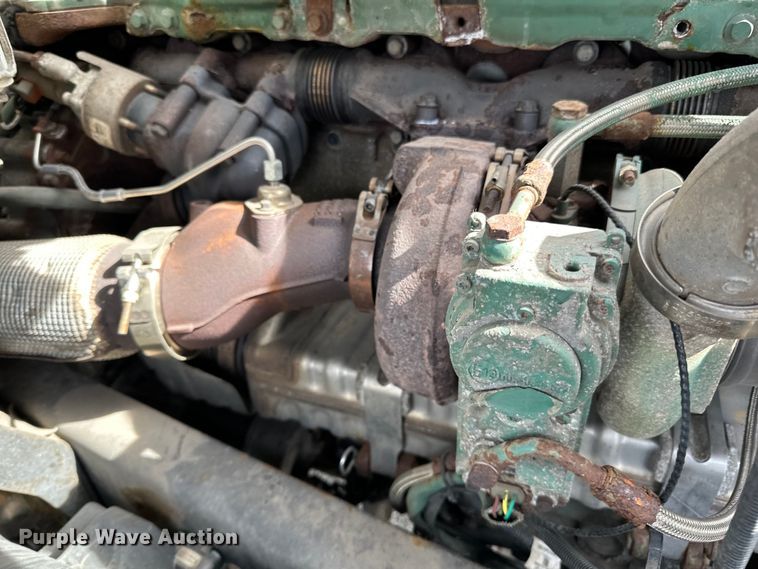 image for item LR9318 2016 Volvo VNL semi truck