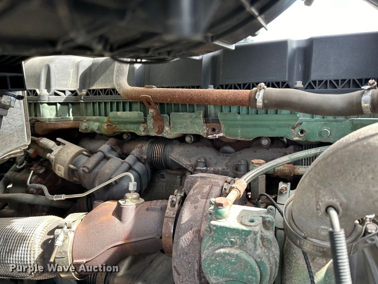 image for item LR9318 2016 Volvo VNL semi truck