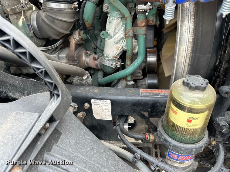 image for item LR9318 2016 Volvo VNL semi truck