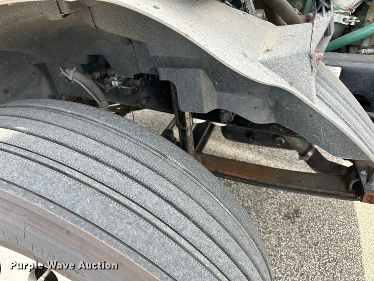 image for item LR9318 2016 Volvo VNL semi truck