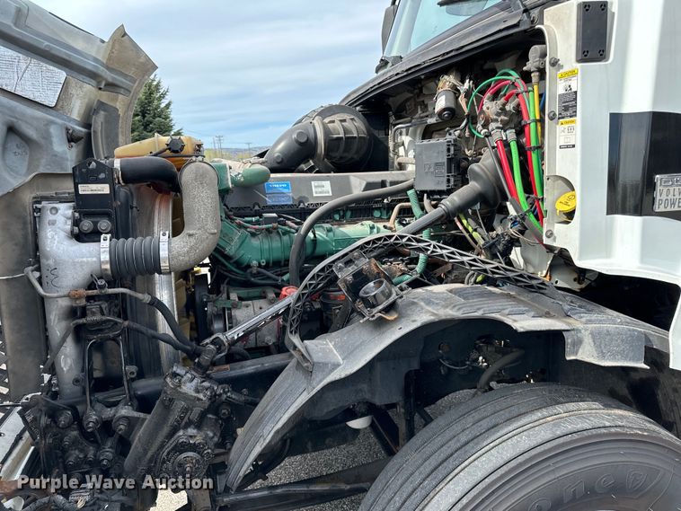 image for item LR9318 2016 Volvo VNL semi truck