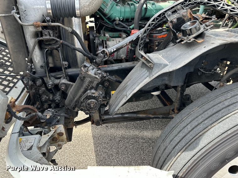 image for item LR9318 2016 Volvo VNL semi truck