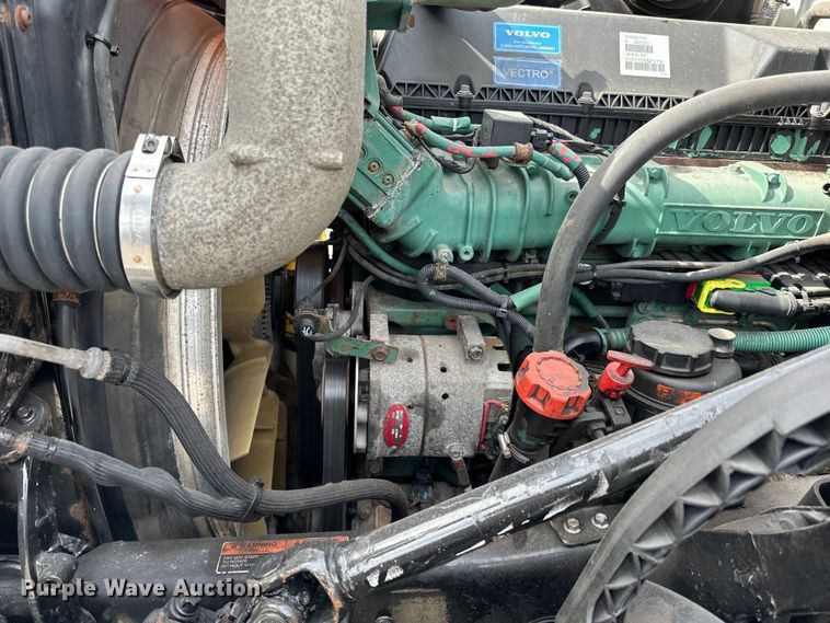 image for item LR9318 2016 Volvo VNL semi truck