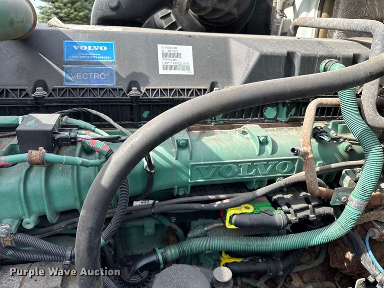 image for item LR9318 2016 Volvo VNL semi truck