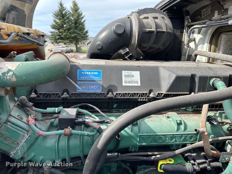 image for item LR9318 2016 Volvo VNL semi truck