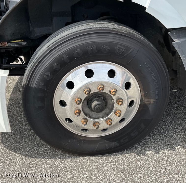 image for item LR9318 2016 Volvo VNL semi truck