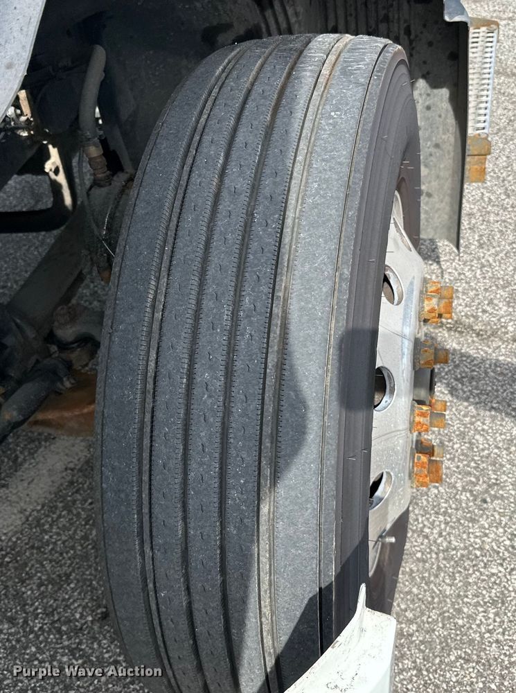 image for item LR9318 2016 Volvo VNL semi truck