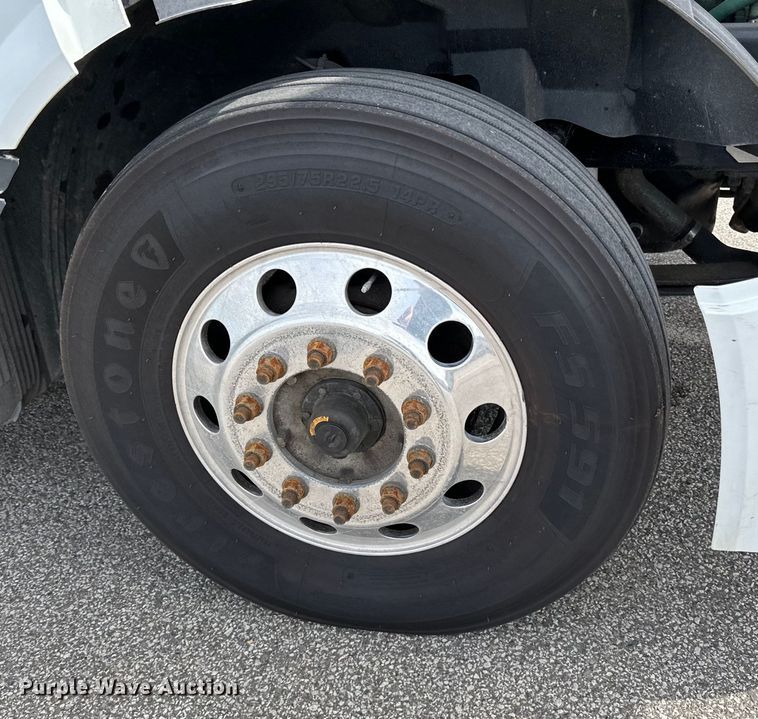 image for item LR9318 2016 Volvo VNL semi truck