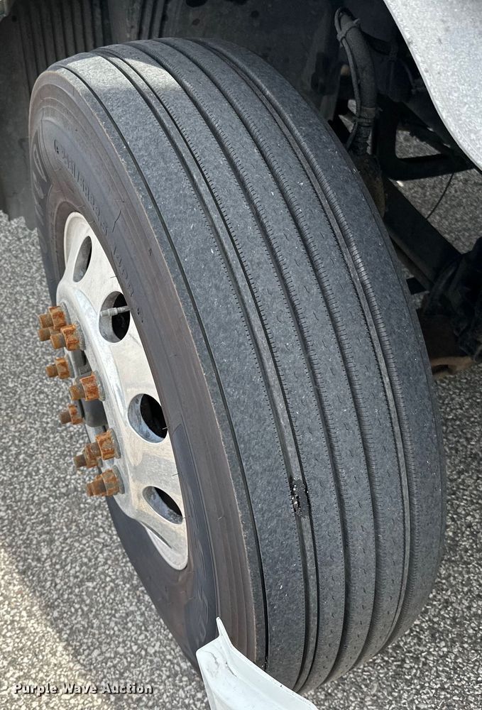 image for item LR9318 2016 Volvo VNL semi truck