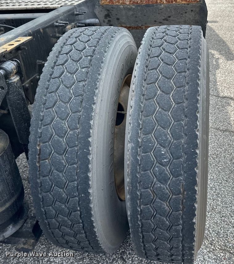 image for item LR9318 2016 Volvo VNL semi truck