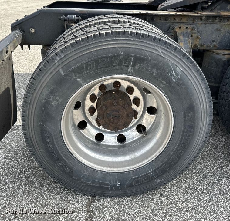 image for item LR9318 2016 Volvo VNL semi truck