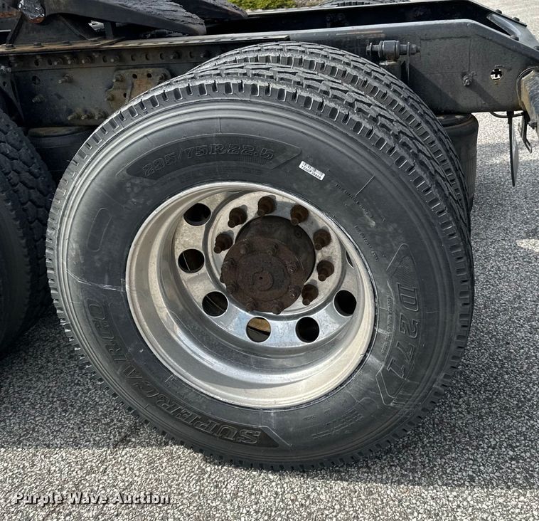 image for item LR9318 2016 Volvo VNL semi truck