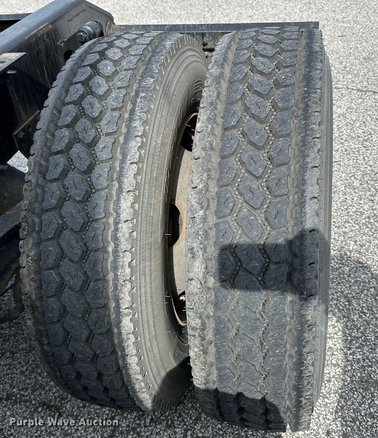 image for item LR9318 2016 Volvo VNL semi truck