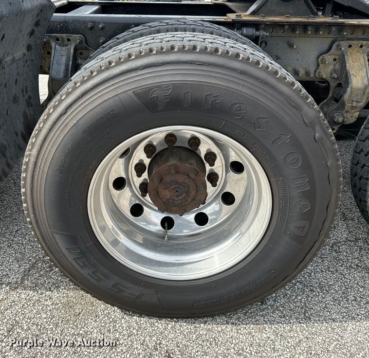 image for item LR9318 2016 Volvo VNL semi truck