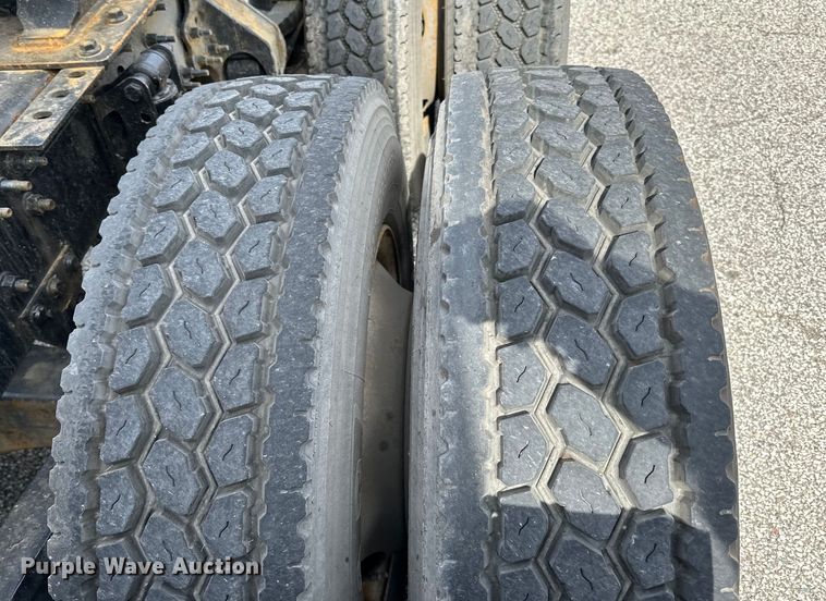 image for item LR9318 2016 Volvo VNL semi truck