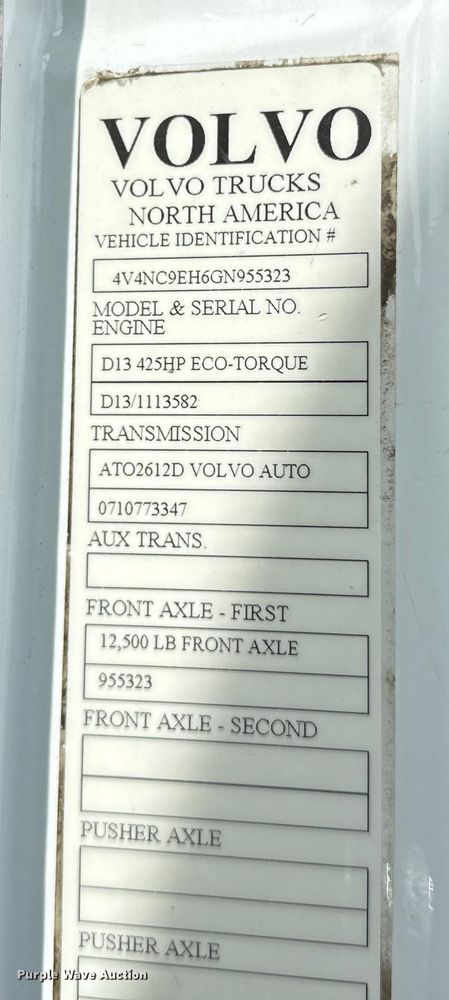 image for item LR9318 2016 Volvo VNL semi truck