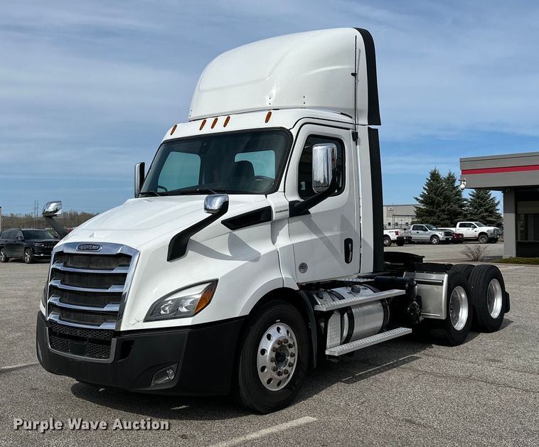 image for item LR9319 2019 Freightliner  Cascadia  semi truck