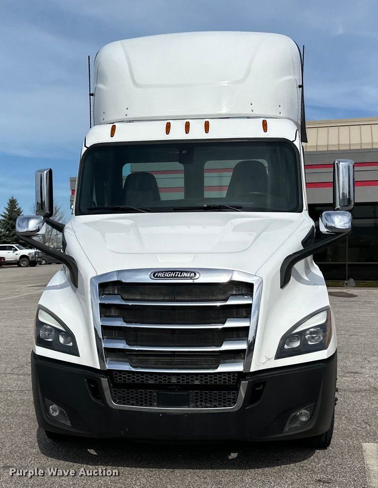 image for item LR9319 2019 Freightliner  Cascadia  semi truck
