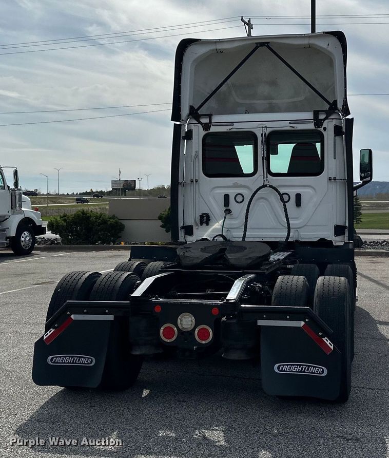 image for item LR9319 2019 Freightliner  Cascadia  semi truck