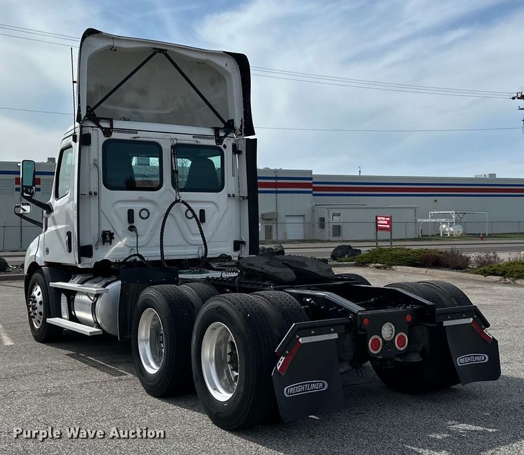 image for item LR9319 2019 Freightliner  Cascadia  semi truck