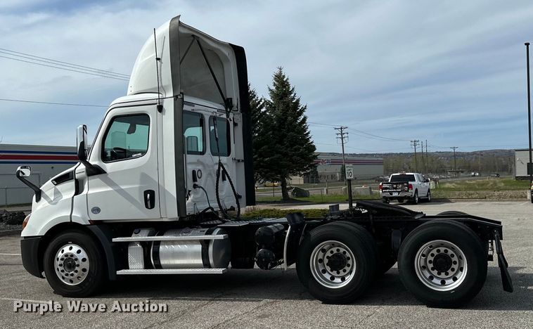 image for item LR9319 2019 Freightliner  Cascadia  semi truck