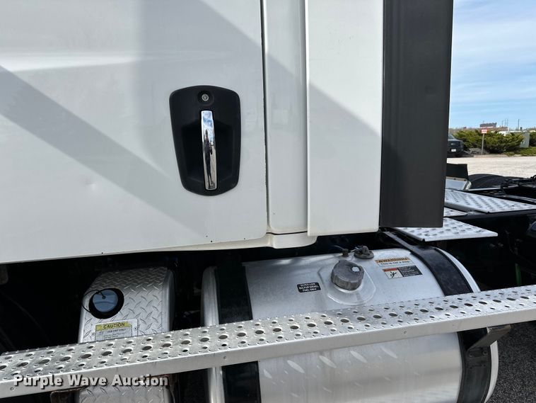 image for item LR9319 2019 Freightliner  Cascadia  semi truck