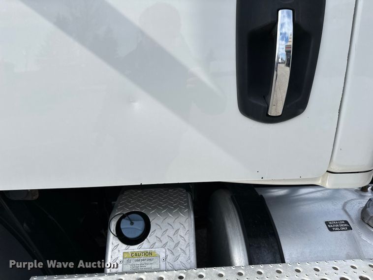 image for item LR9319 2019 Freightliner  Cascadia  semi truck