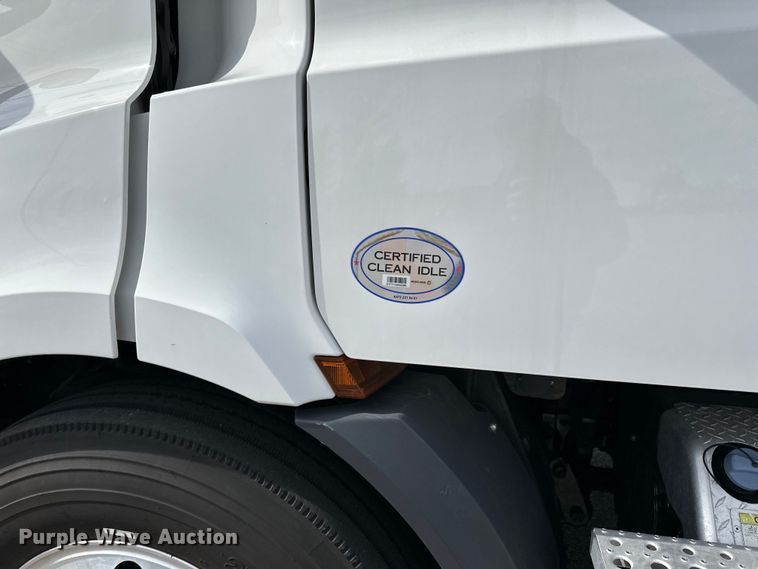 image for item LR9319 2019 Freightliner  Cascadia  semi truck