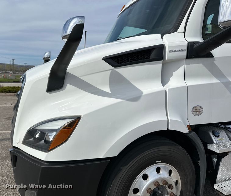 image for item LR9319 2019 Freightliner  Cascadia  semi truck