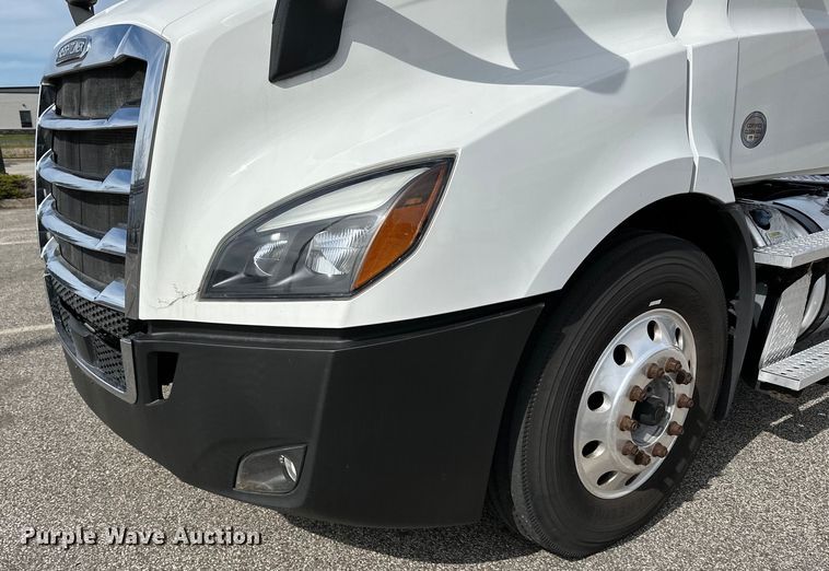 image for item LR9319 2019 Freightliner  Cascadia  semi truck