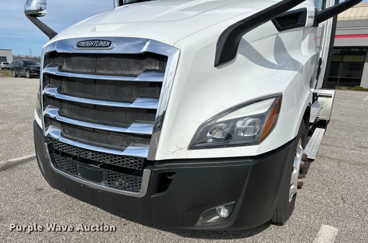 image for item LR9319 2019 Freightliner  Cascadia  semi truck