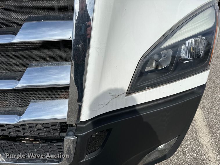 image for item LR9319 2019 Freightliner  Cascadia  semi truck