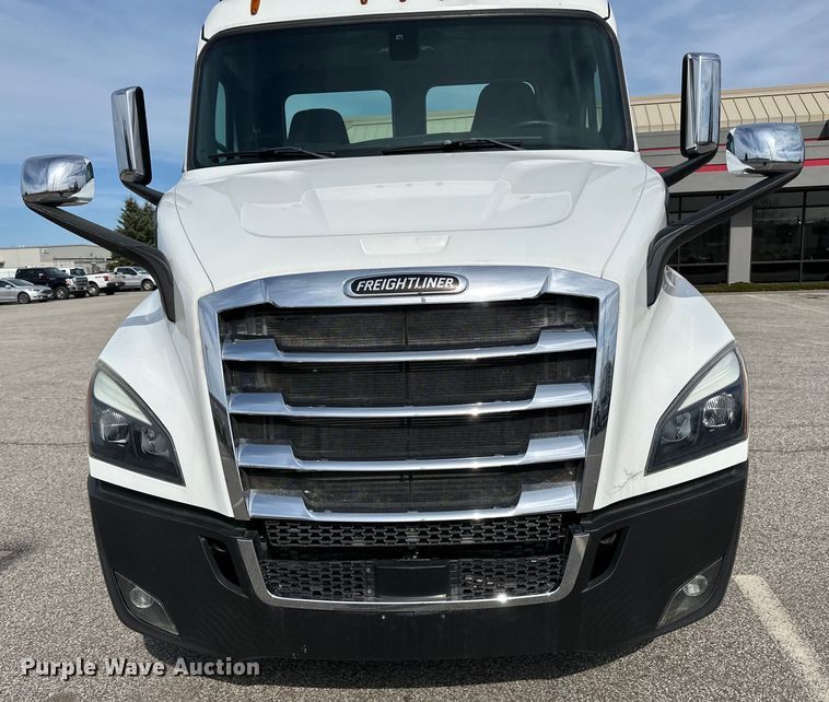 image for item LR9319 2019 Freightliner  Cascadia  semi truck