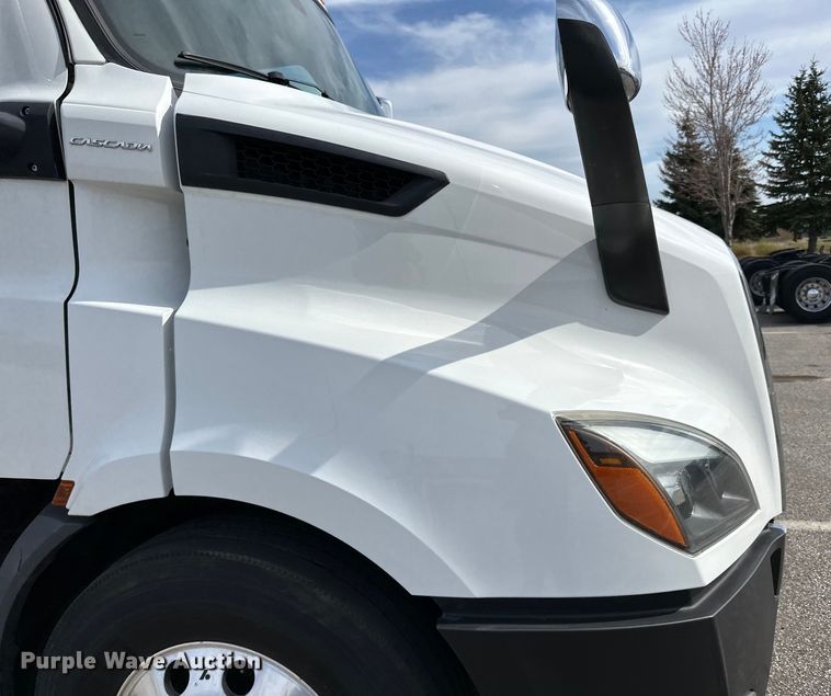 image for item LR9319 2019 Freightliner  Cascadia  semi truck