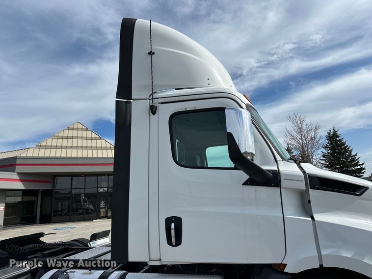 image for item LR9319 2019 Freightliner  Cascadia  semi truck