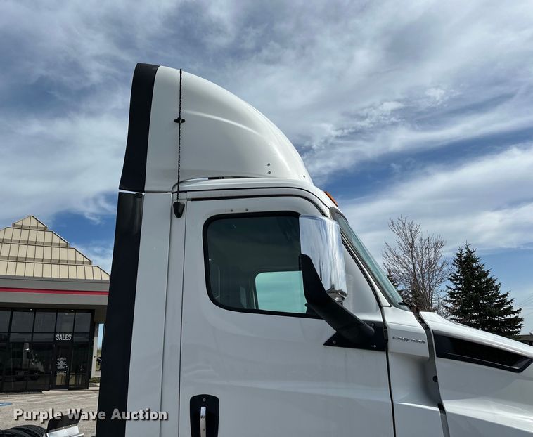 image for item LR9319 2019 Freightliner  Cascadia  semi truck