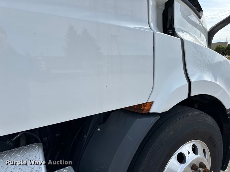 image for item LR9319 2019 Freightliner  Cascadia  semi truck