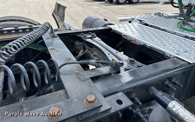 image for item LR9319 2019 Freightliner  Cascadia  semi truck