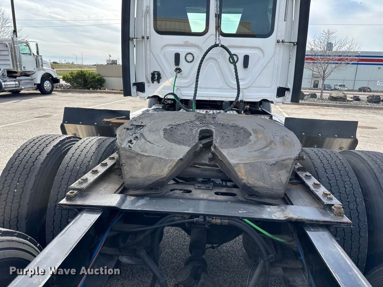 image for item LR9319 2019 Freightliner  Cascadia  semi truck