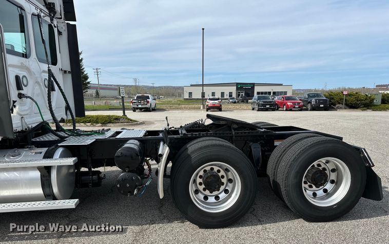 image for item LR9319 2019 Freightliner  Cascadia  semi truck
